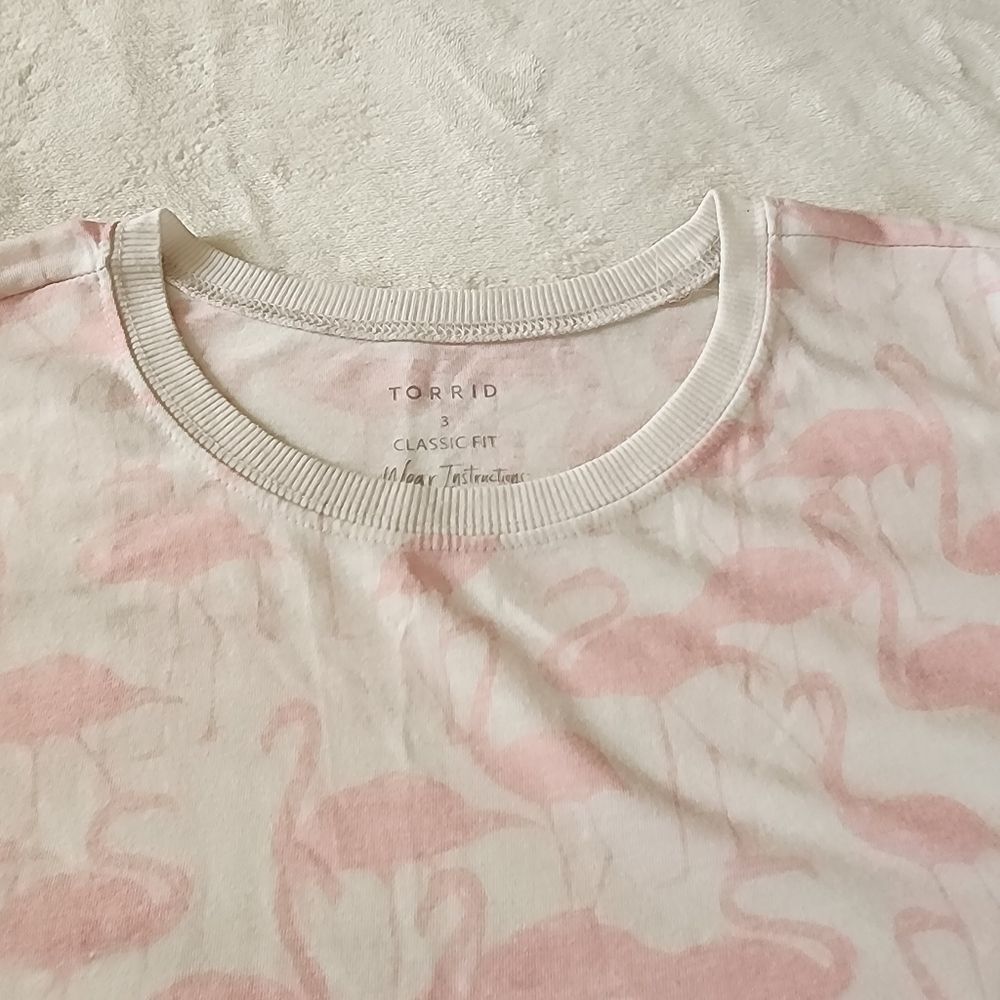 Torrid Classic Fit Size 3 White With Pink Flamingos Shirt Sleeve Tshirt - Picture 6 of 7